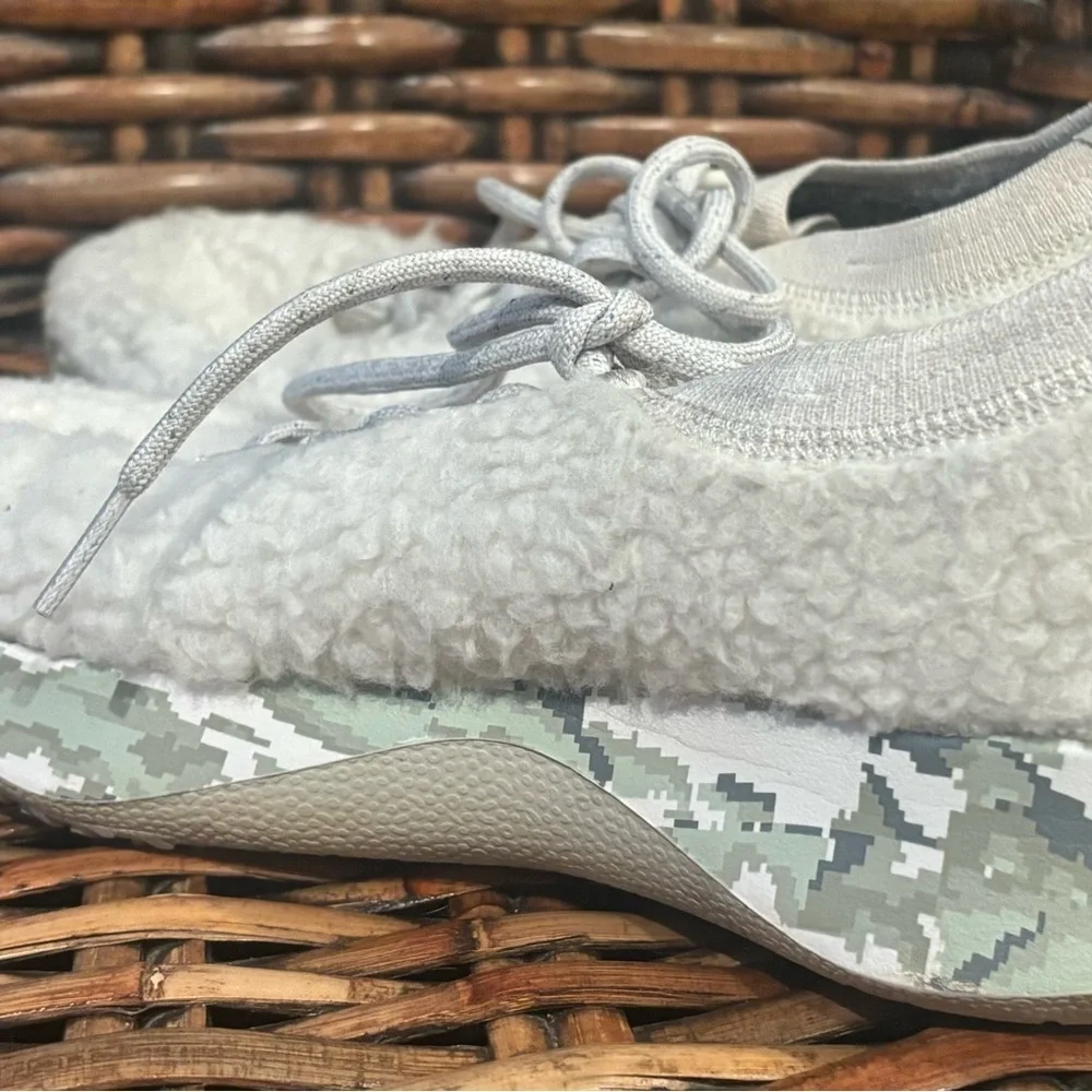 AllBirds Wool Dashers Fluffs Women's White Shoes - Women's Size 9